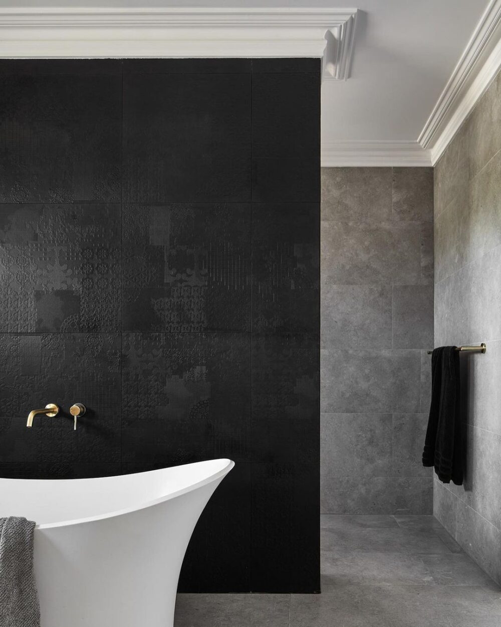 FLOOR &amp; WALL TILES: Stellar Mid Grey
FEATURE TILES: Dechirer Decor Nero