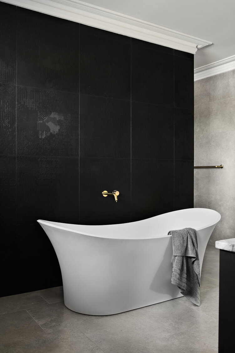 FLOOR &amp; WALL TILES: Stellar Mid Grey
FEATURE TILES: Dechirer Decor Nero