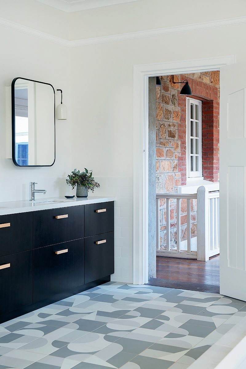 FLOOR TILES: Puzzle Aland
WALL TILES: Mg White Gloss 100x300mm