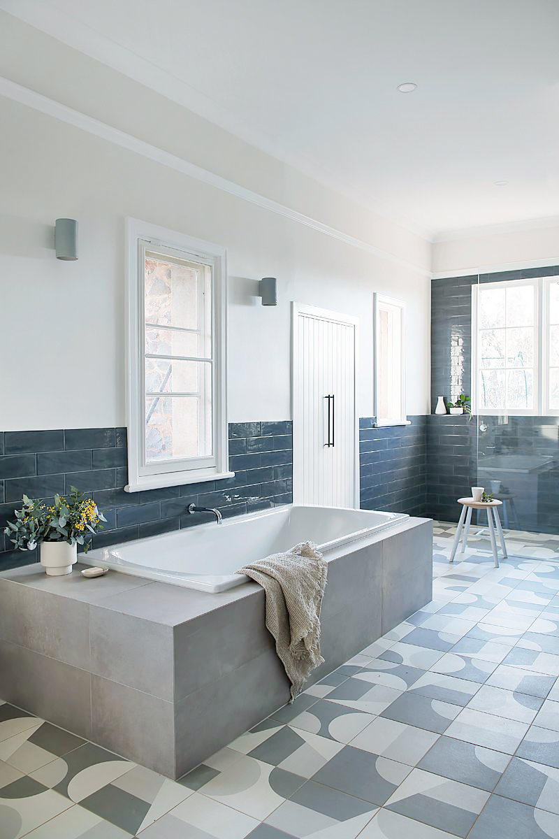 FLOOR TILES: Puzzle Aland
WALL TILES: Manhattan Smoke