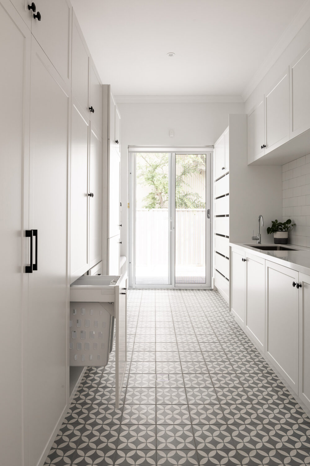 FLOOR TILES: Picasso Petal Black