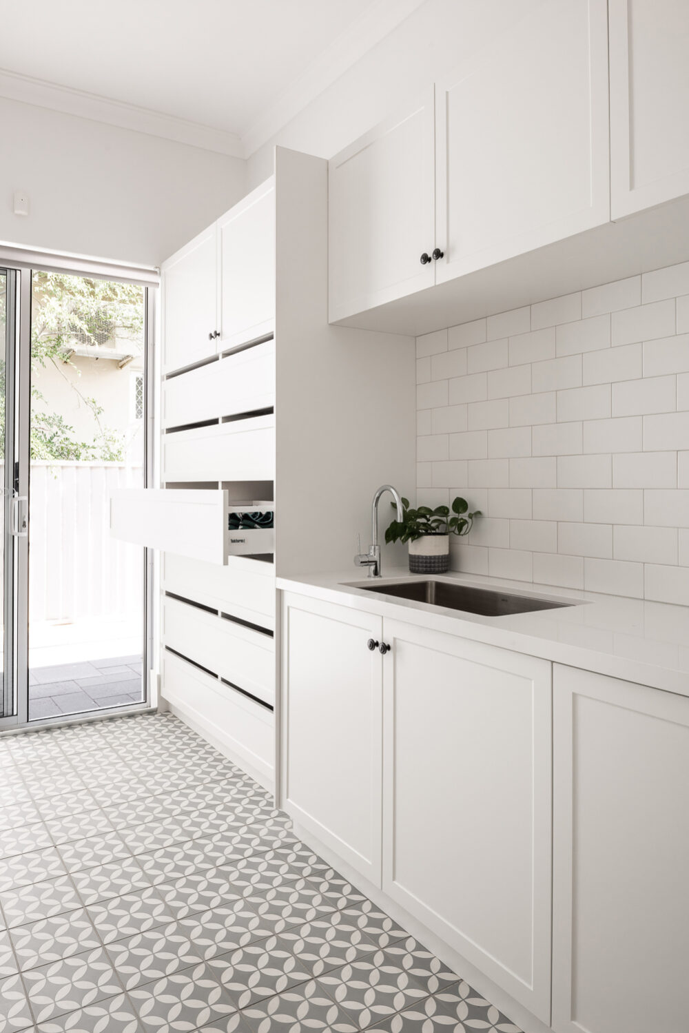 FLOOR TILES: Picasso Petal Black