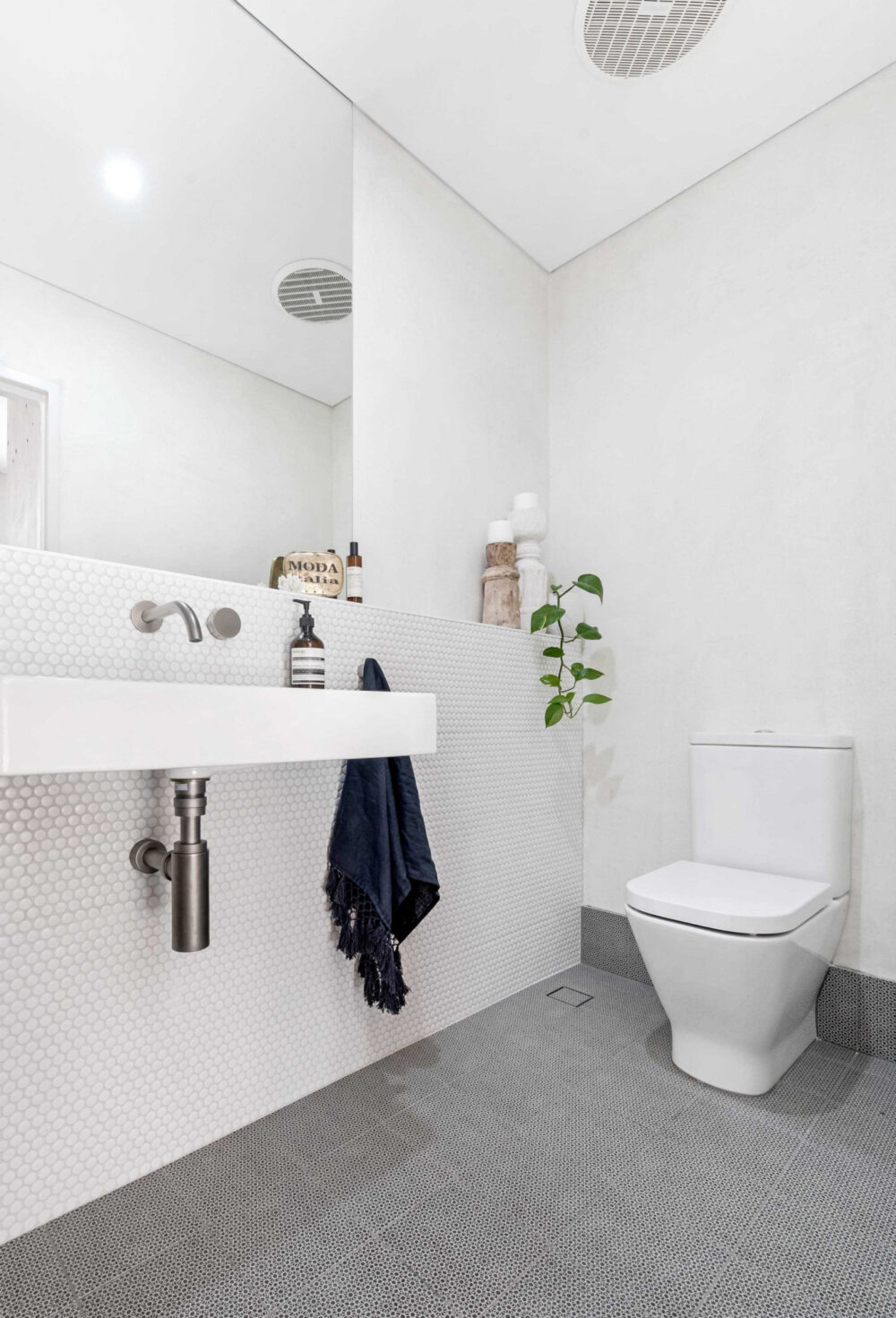 WALL TILES: White Gloss Pennyrounds
FLOOR TILES: Azulej Nero Renda