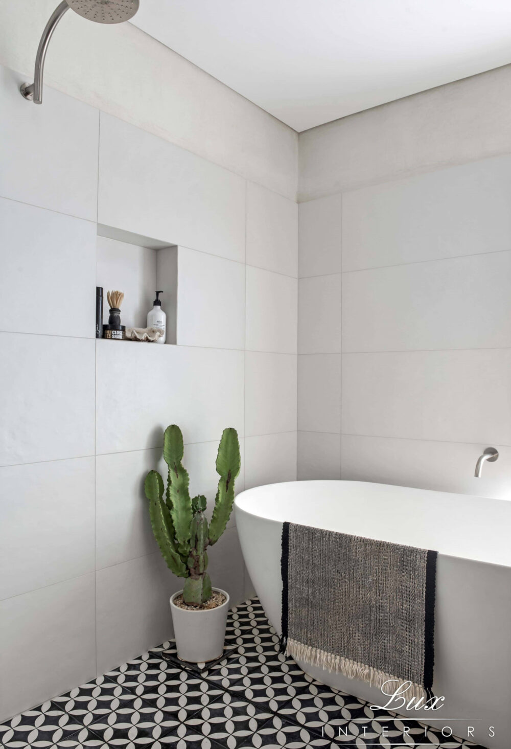 FLOOR TILES: Picasso Petal Black
WALL TILES: Clay41 White