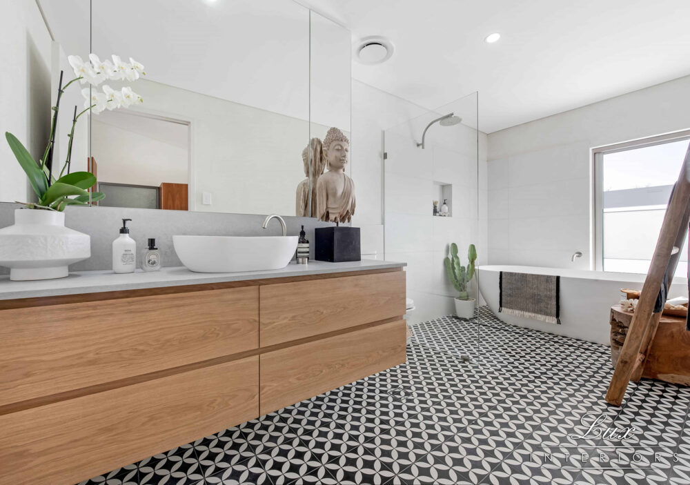 FLOOR TILES: Picasso Petal Black
WALL TILES: Clay41 White