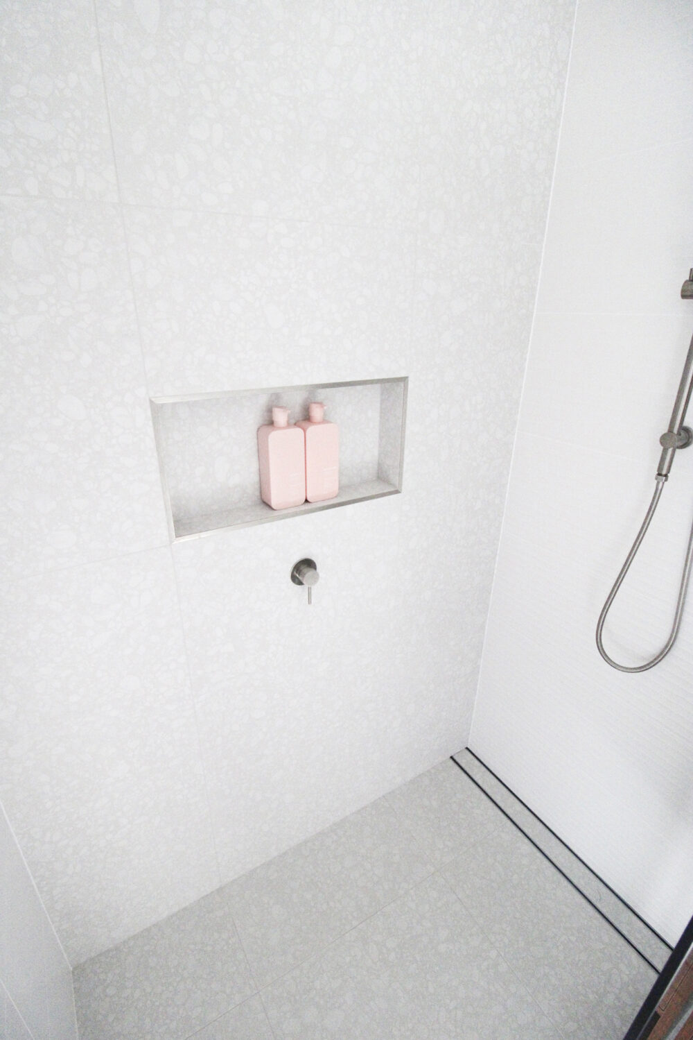 FLOOR &amp; WALL TILES: Medley Pop White
FEATURE TILES: Shade Bianco