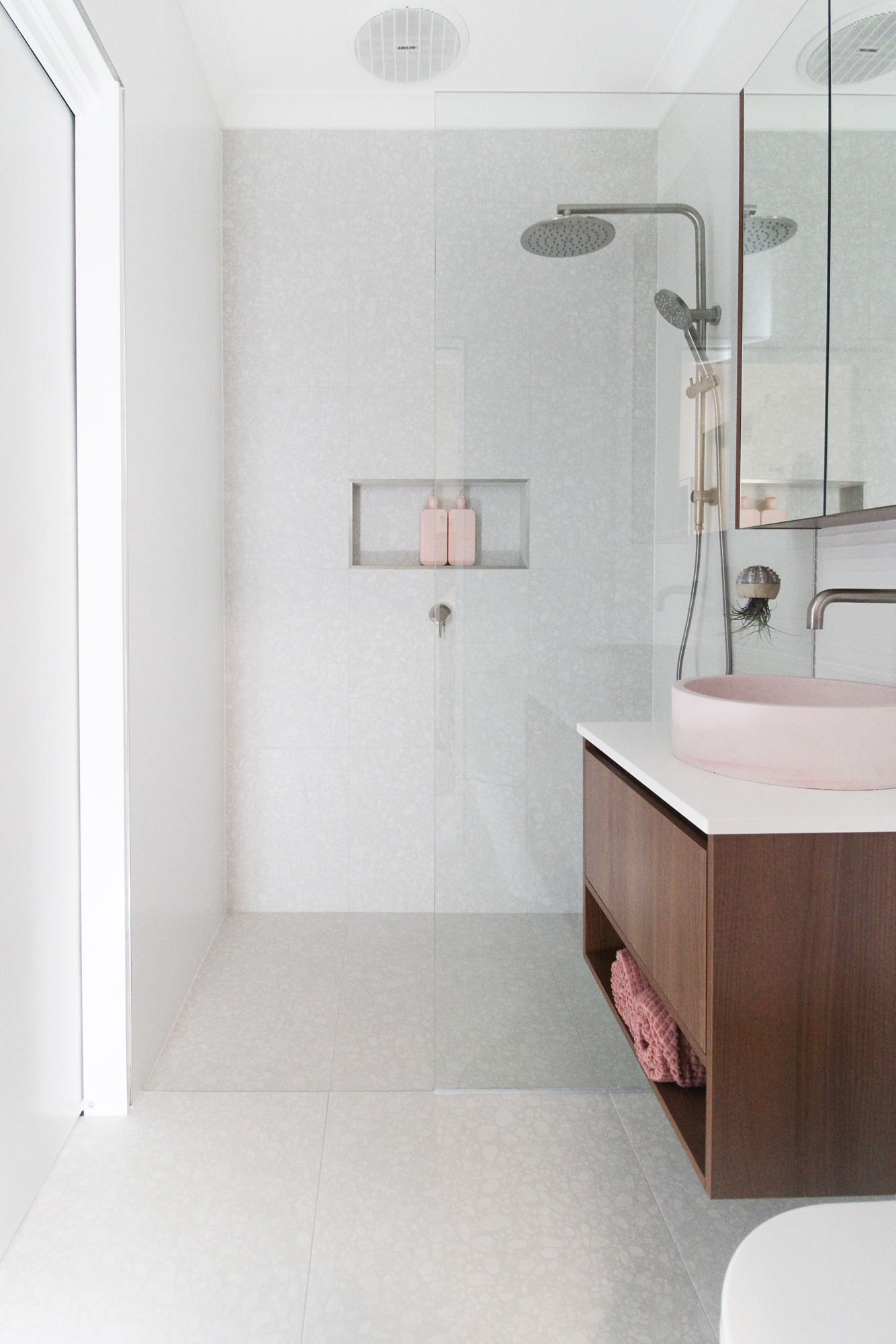 FLOOR &amp; WALL TILES: Medley Pop White
FEATURE TILES: Shade Bianco
