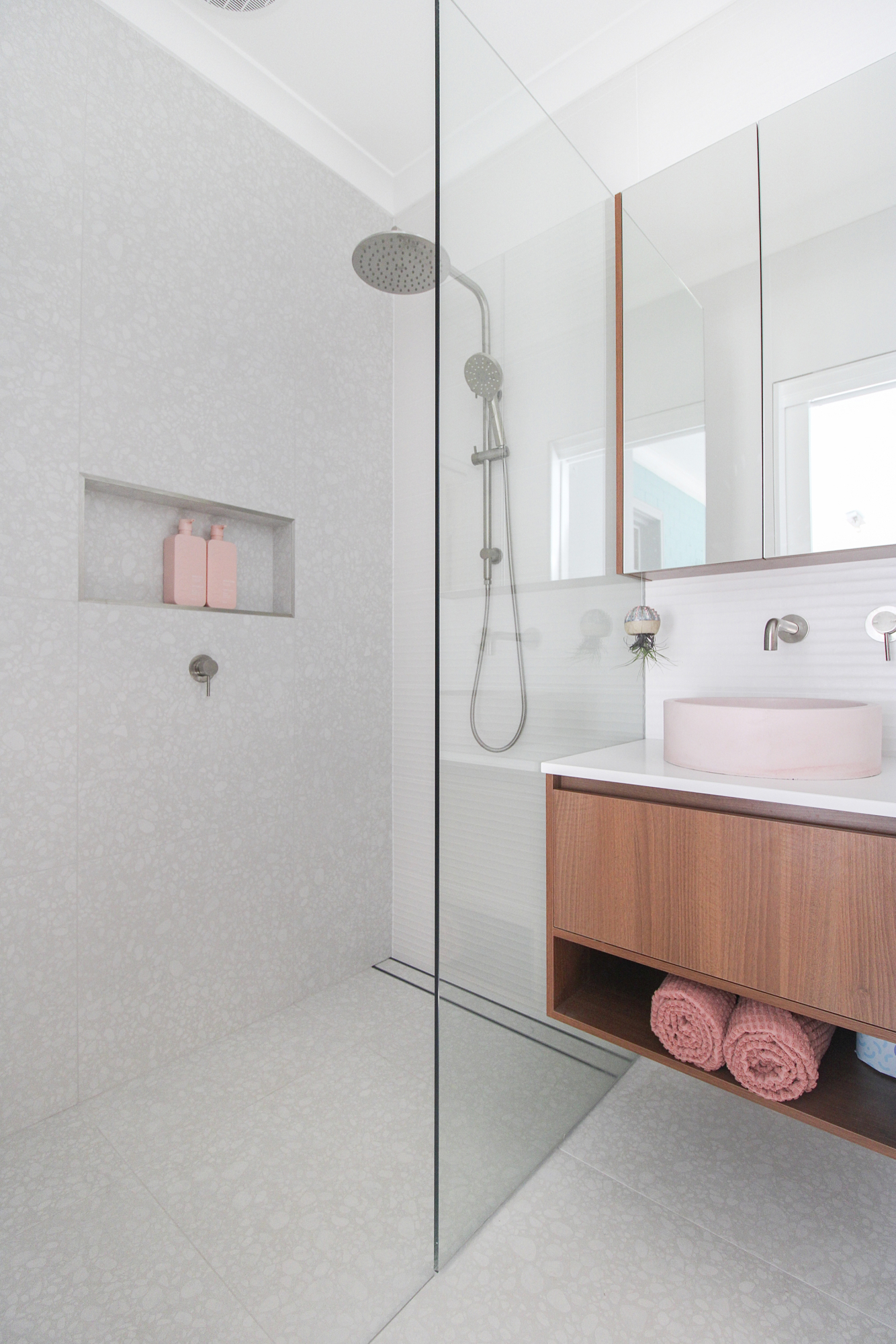 FLOOR &amp; WALL TILES: Medley Pop White
FEATURE TILES: Shade Bianco