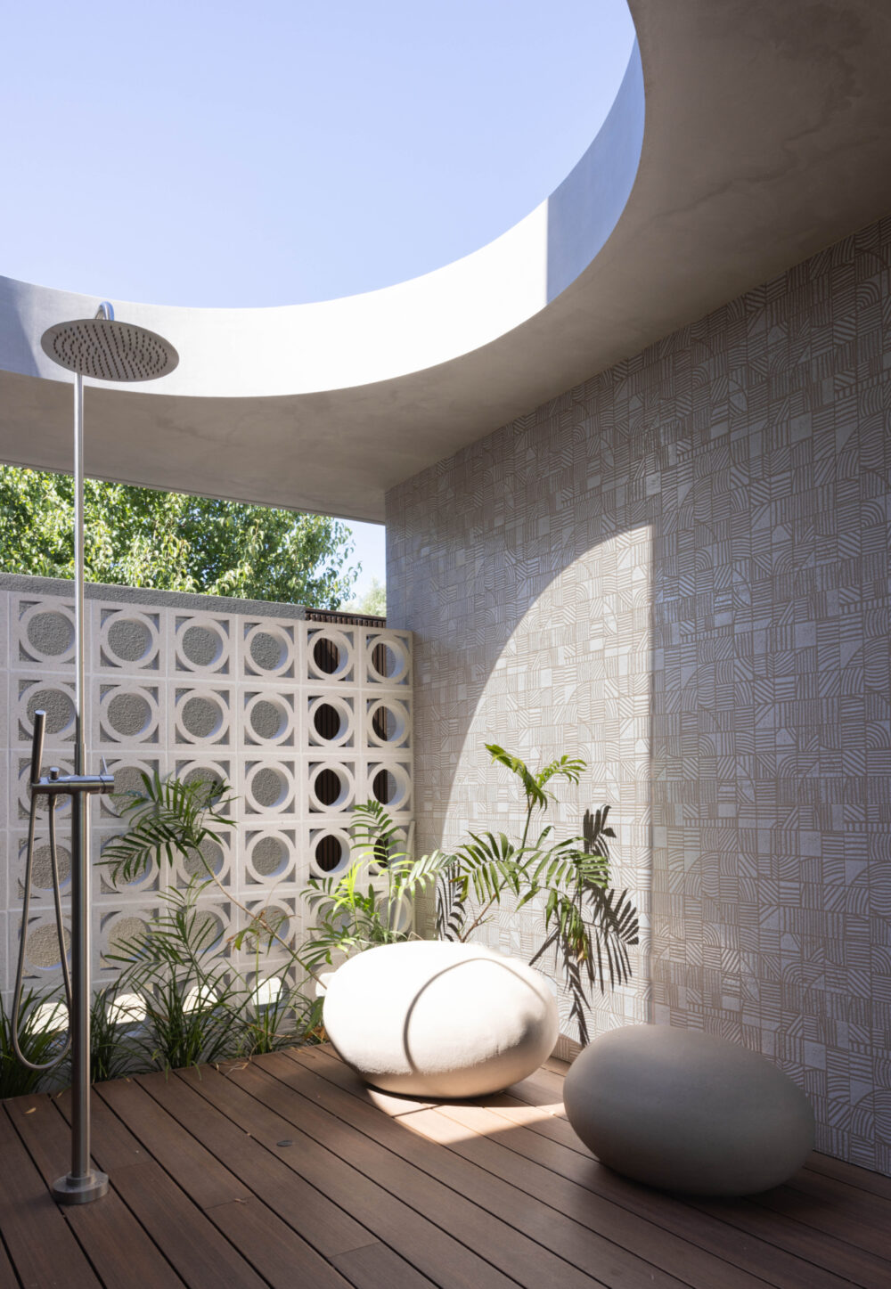 OUTDOOR SHOWER FEATURE TILES: Mater Segno Bianco