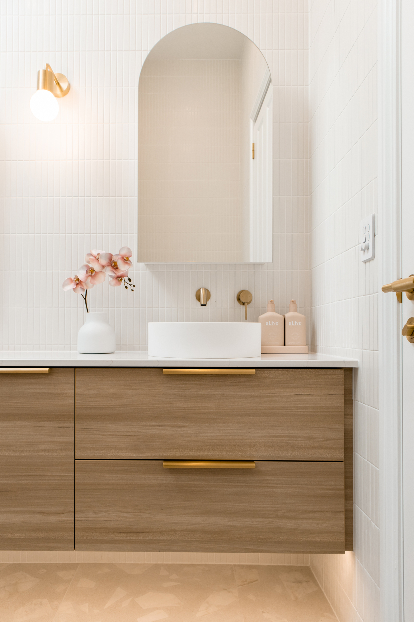 7 insitu seaview terrace ensuite matt white kitkats medley rock white 7