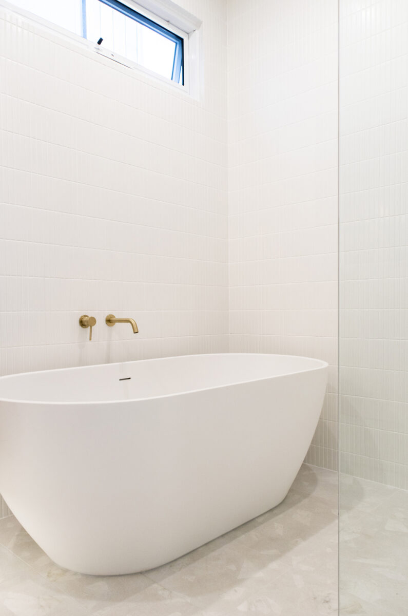 3 insitu seaview terrace main bathroom matt white kitkat medley rock white 3