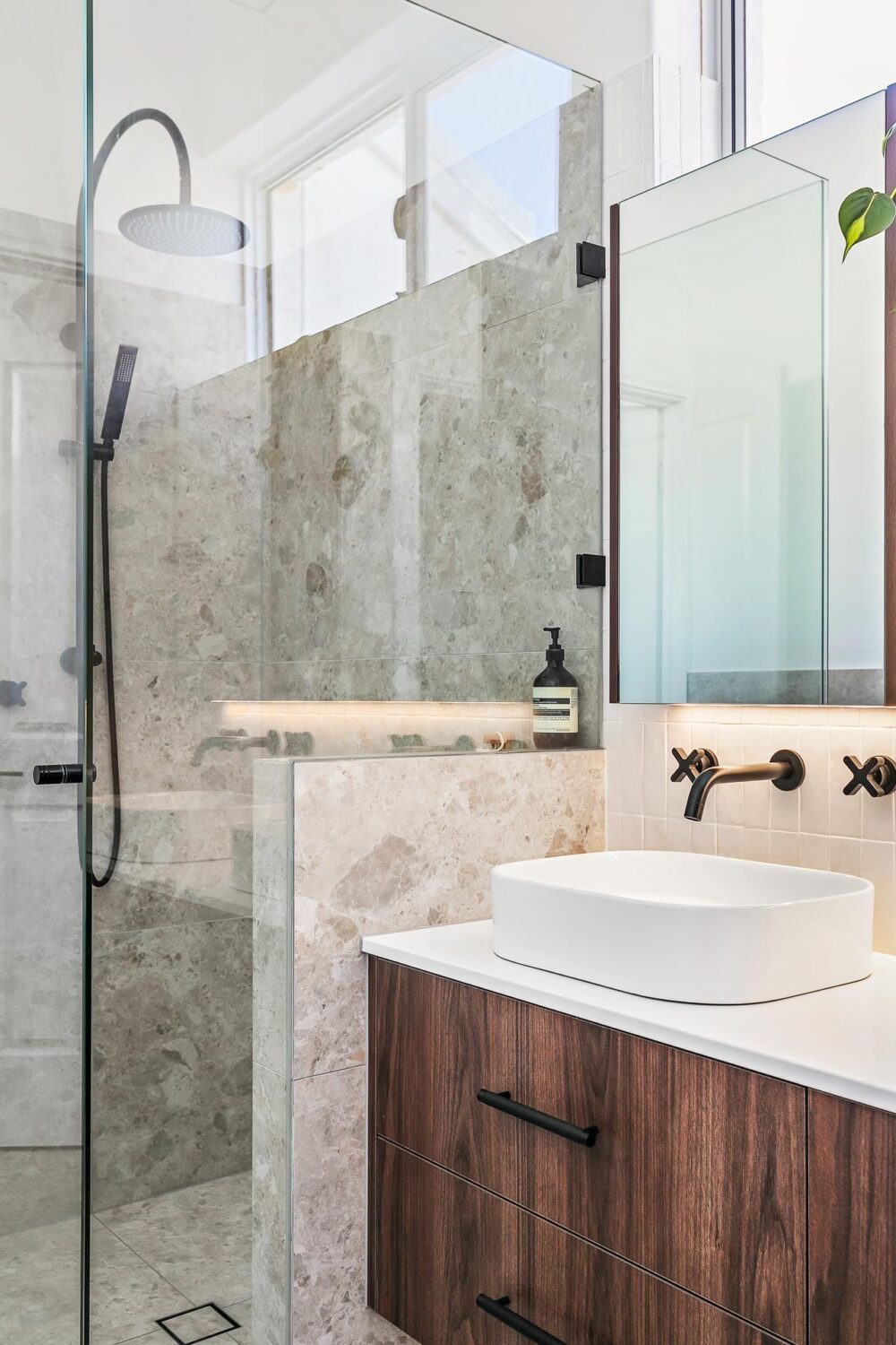 FLOOR AND WALL TILE: Robusta Ivory
SUBWAY TILE: Bejmat White Gloss