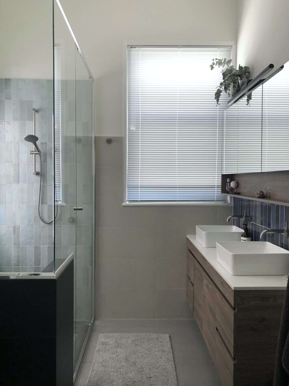 SHOWER FEATURE WALL TILES: Artisan Aqua
SPLASHBACK TILES: Artisan Colonial Blue