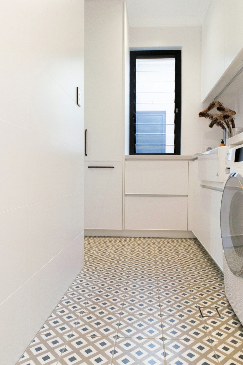 FLOOR TILES: City Colours
WALL TILES: Matt White Rect.: 300x600mm