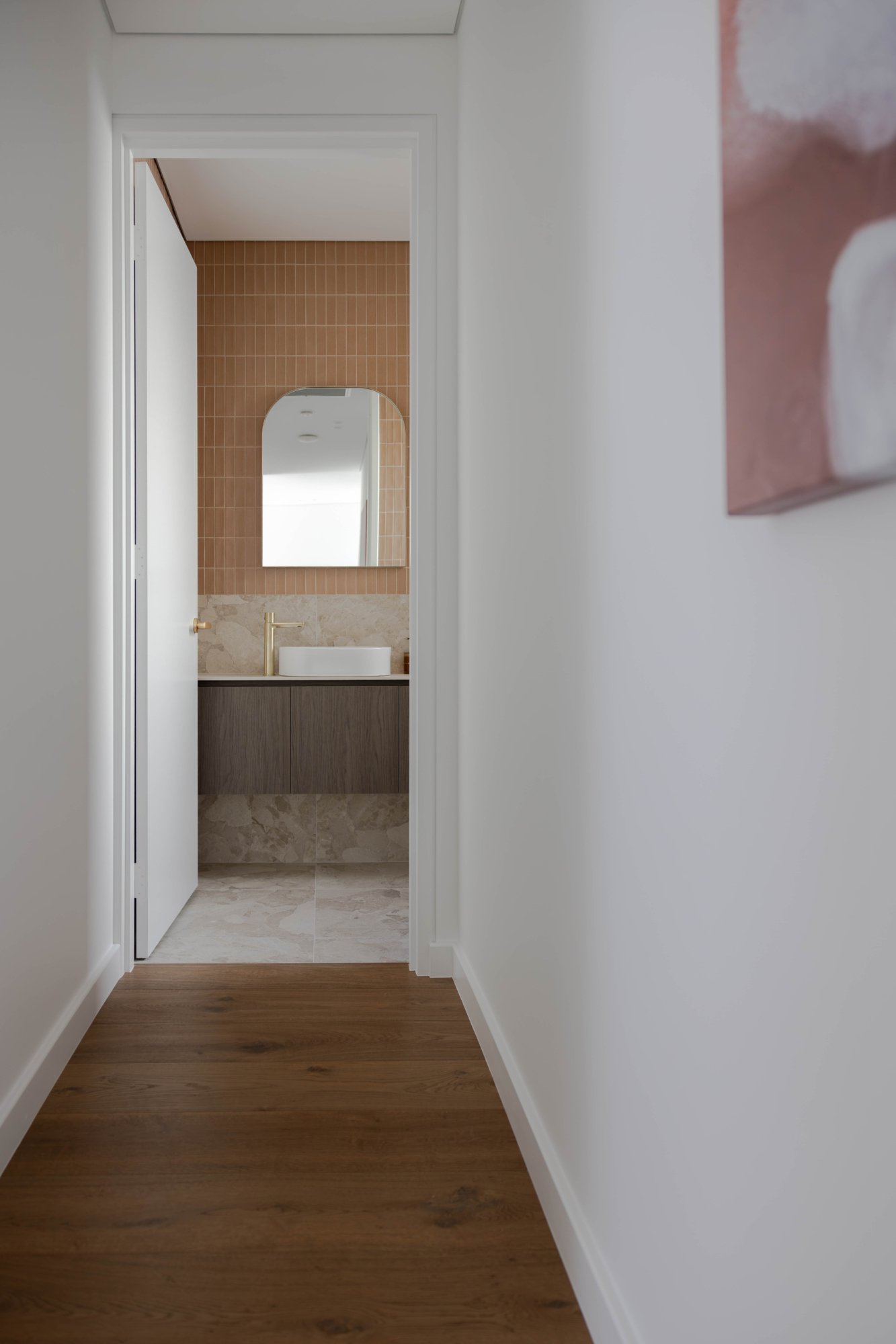 A warm bathroom featuring Skin Biscuit, Matera Beige and Calcecreta Spuma.