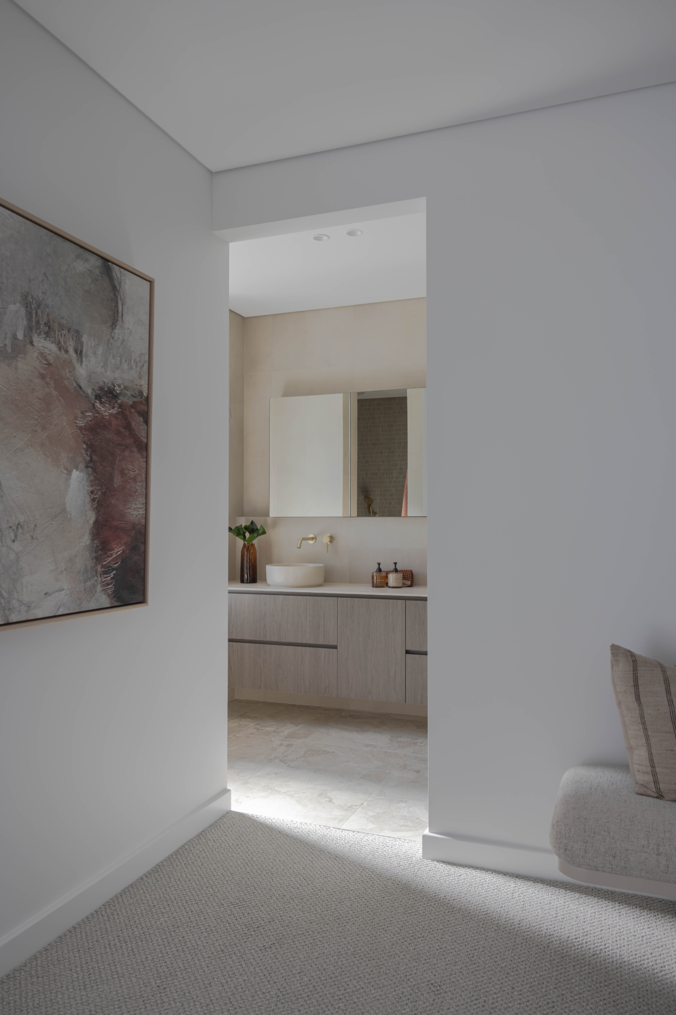 A cooler bathroom featuring Skin Moss, Matera White and Calcecreta Argilla.