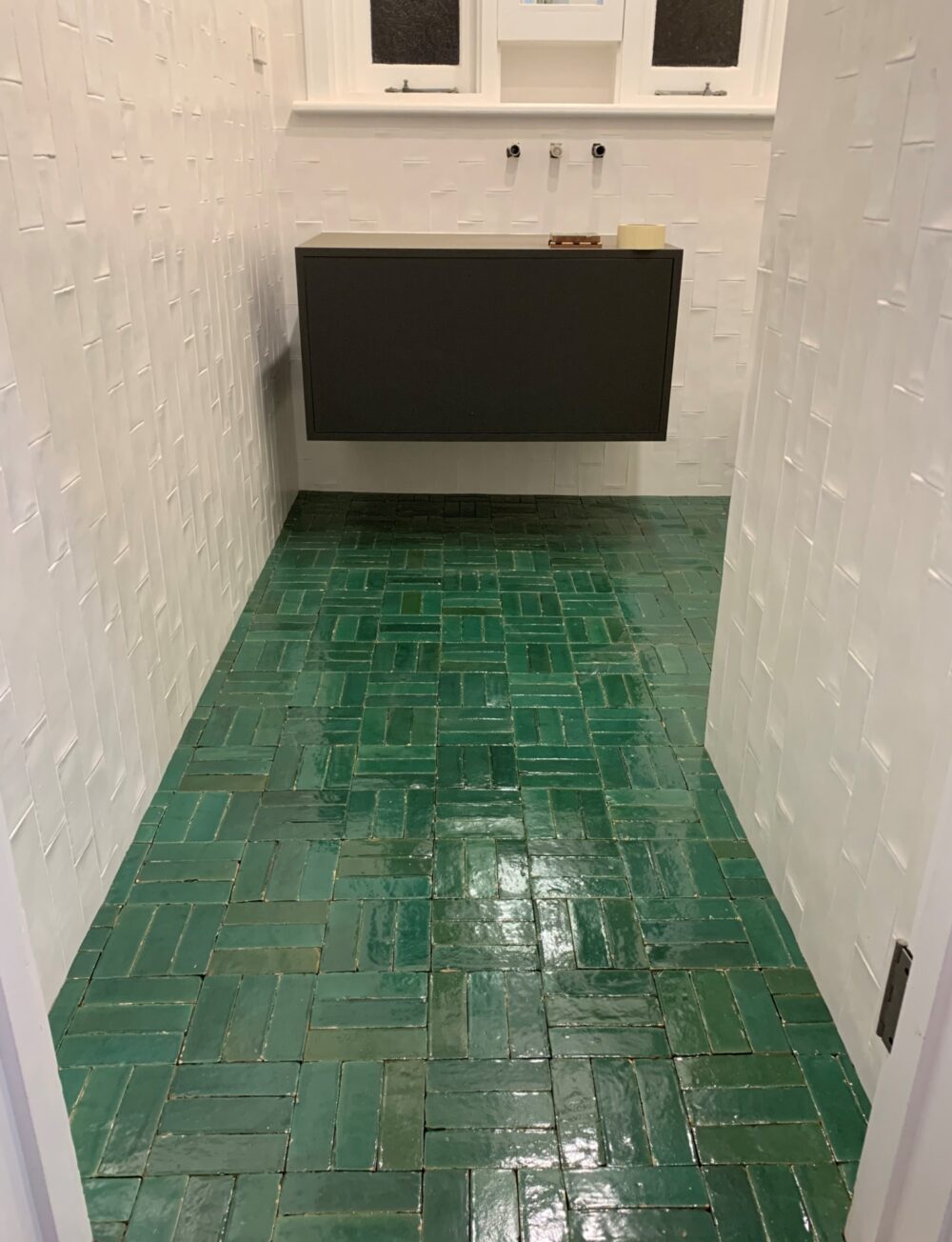 BATHROOM FLOOR TILE: Bejmat Emerald